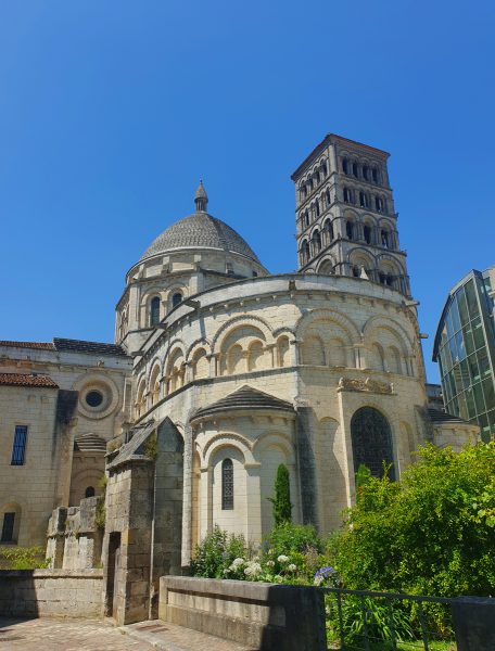 Die romanische Kathedrale Saint-Pierre