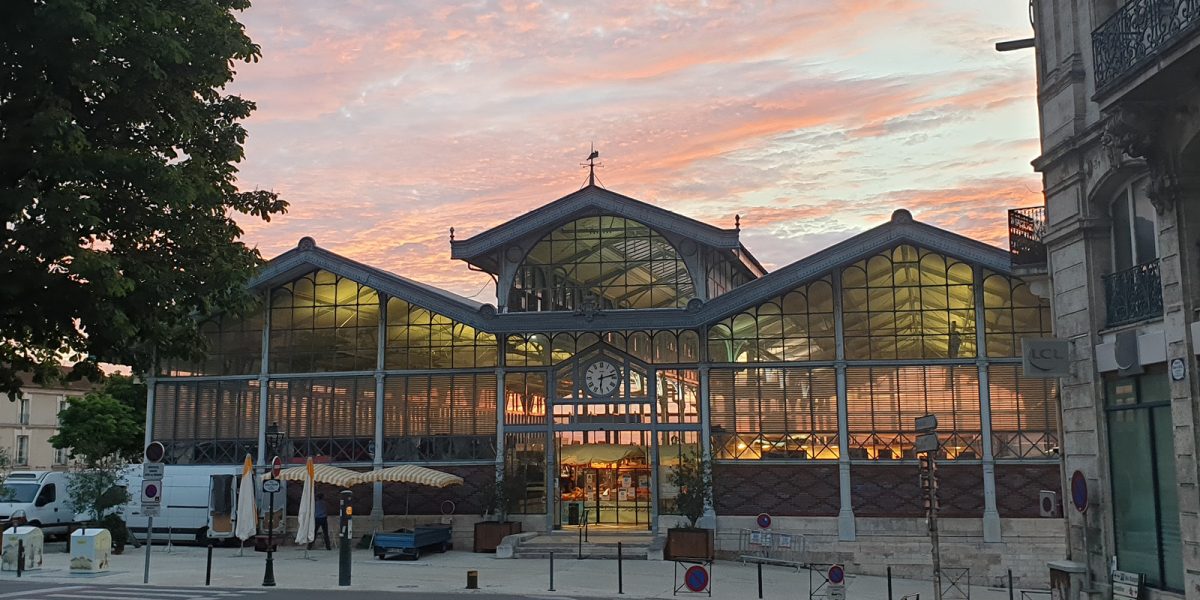 À visiter : Les Halles centrales d'Angoulême au lever du jour