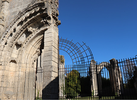 Entrée des ruines de l'Abbaye de La Couronne