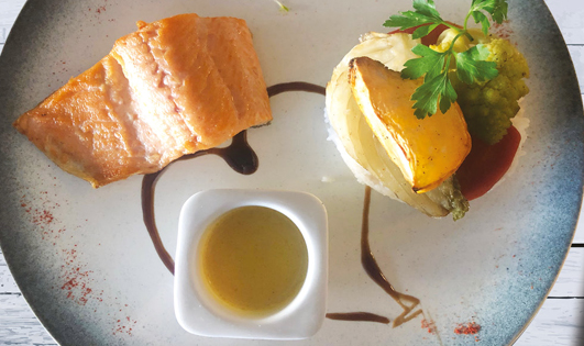 Filete de trucha con salsa de mantequilla blanca
