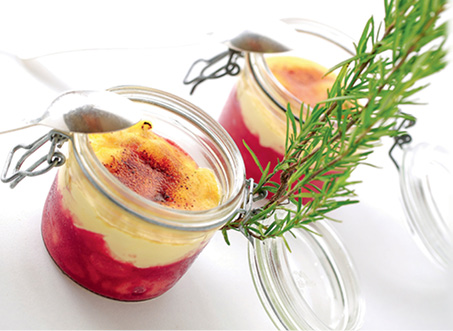 Glas mit Pfeffer-Himbeer-Sorbet, japanischem Keks und Rosmarin-Crème Brûlée