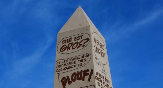 Parvis de la gare : L’Obélisque et le Menhir