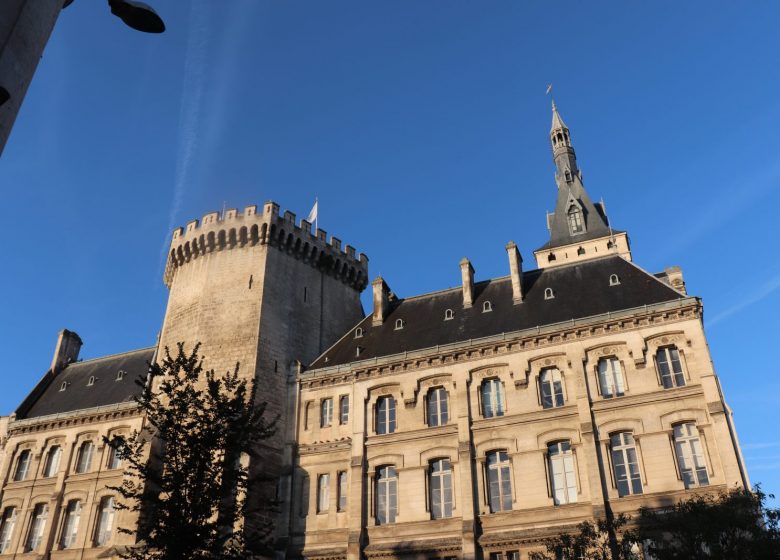 Visite guidée – L’hôtel de ville et les tours de l’ancien château comtal