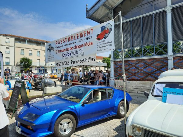 Rassemblement mensuel de voitures anciennes