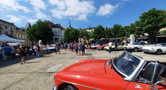 Rassemblement mensuel de voitures anciennes