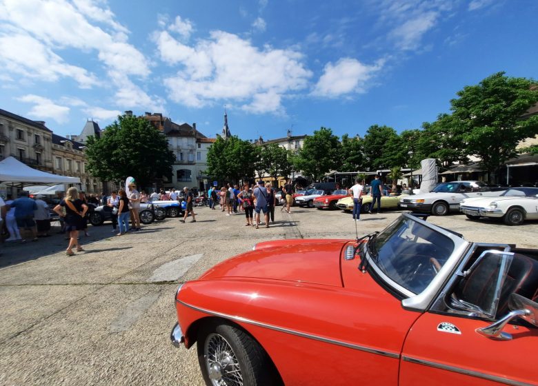 Rassemblement mensuel de voitures anciennes