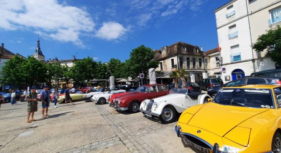 Rassemblement mensuel de voitures anciennes