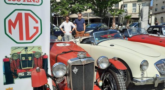 Rassemblement mensuel de voitures anciennes