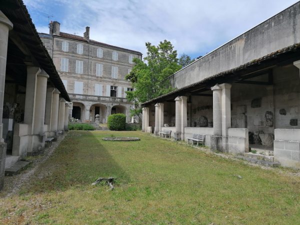 Visite en famille au musée de la Société Archéologique