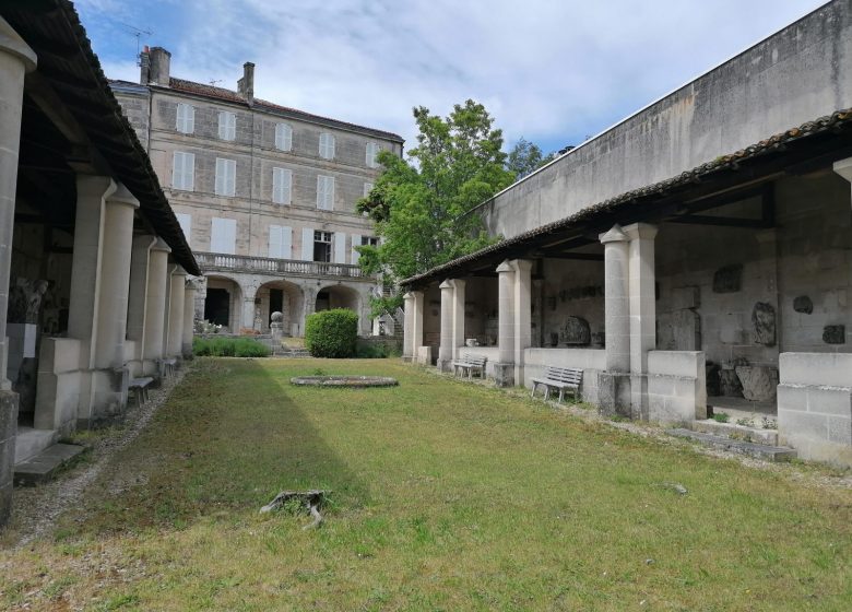 Visite en famille au musée de la Société Archéologique