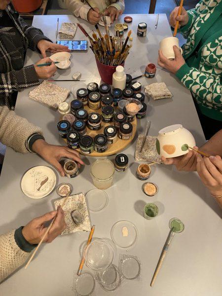 Moi/s local – Atelier de peinture sur faïence avec Alleya