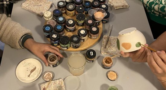 Moi/s local – Atelier de peinture sur faïence avec Alleya