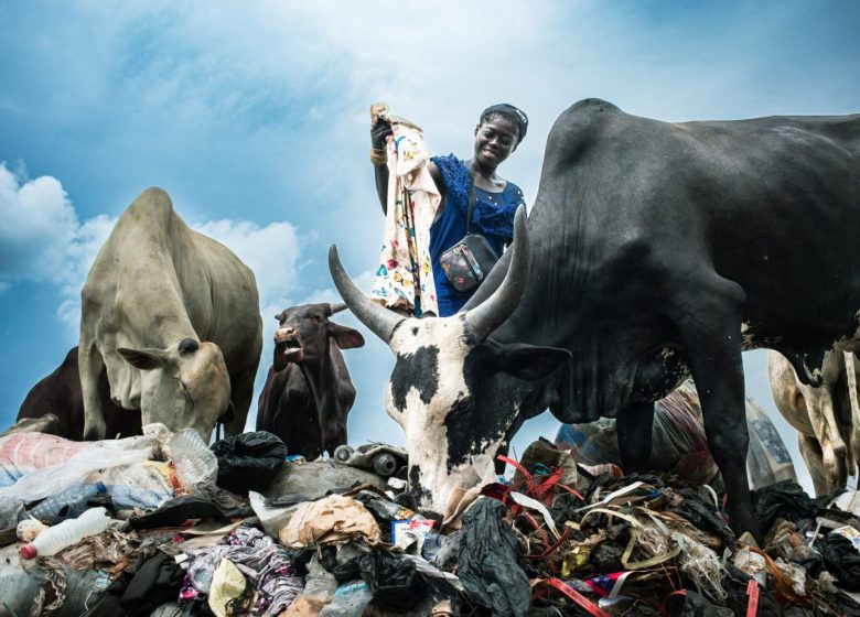 J’agis pour réduire – Exposition photographique de la reporter Isabelle Serro : Destination finale, de notre dressing à l’océan