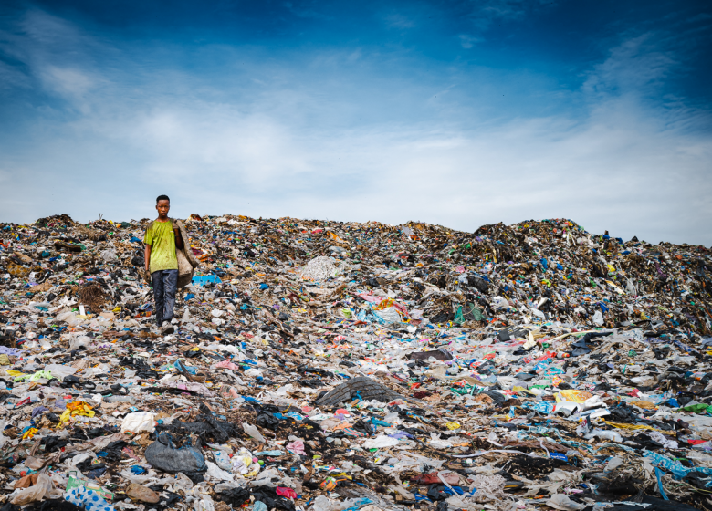 J’agis pour réduire – Exposition photographique de la reporter Isabelle Serro : Destination finale, de notre dressing à l’océan